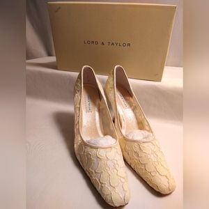 RETRO LORD & TAYLOR IVORY & PALE YELLOW LACE HIGH HEEL PUMPS (NEW & NOT WORN)